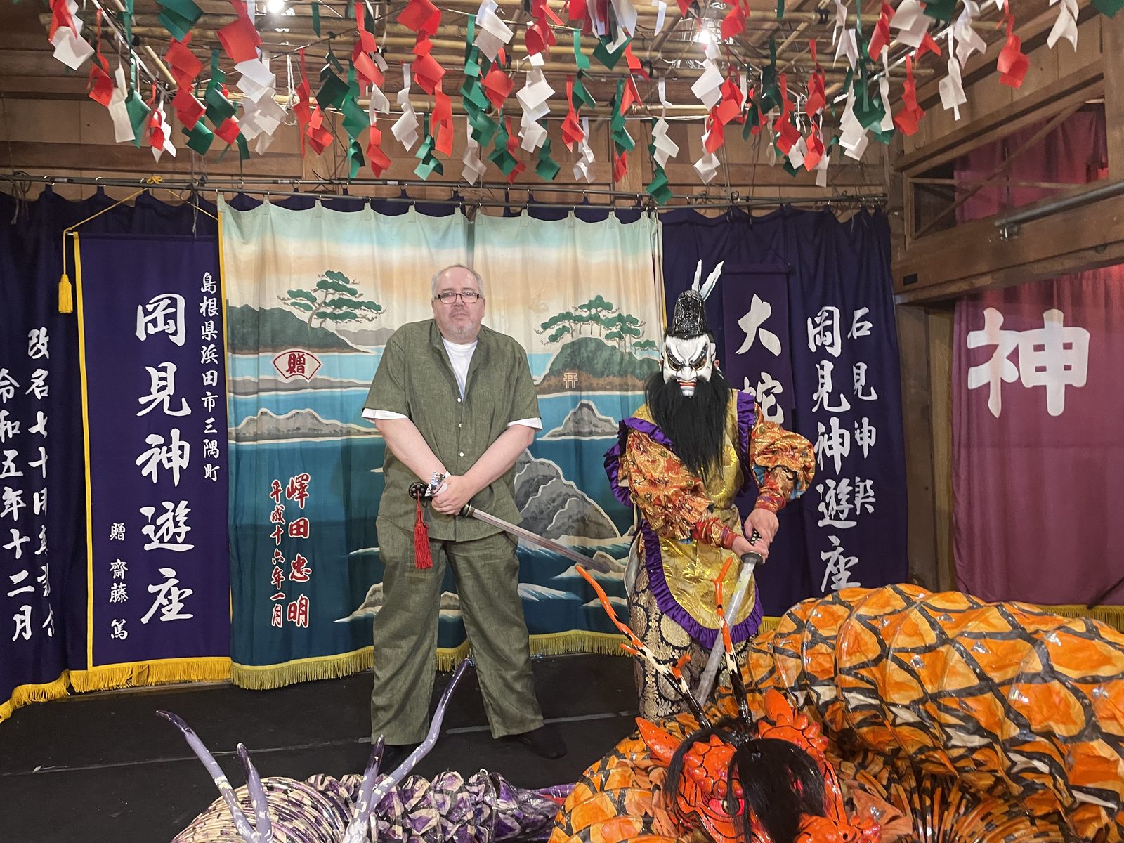 Auf der Kagura-Bühne von Okami Shinyūza in Misumi, Hamada